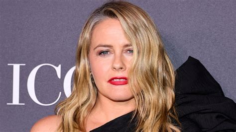 Alicia Silverstone poses completely naked to encourage people。